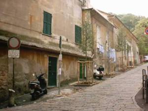 Xtrallusion photo library of independent, self-guided walking and sightseeing holidays in Italy. Pictures, images, photos and photographs taken along the way of this 1-day walking itinerary, to give you a visual impression of the day's walk.